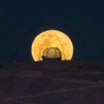 See the world's largest telescope dwarfed by the Full Hunter's Moon (photo)