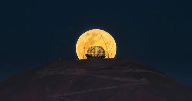 See the world’s largest telescope dwarfed by the Full Hunter’s Moon (photo)
