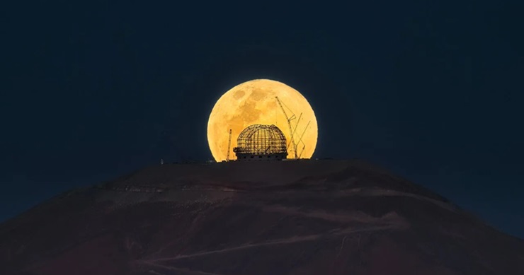 See the world's largest telescope dwarfed by the Full Hunter's Moon (photo)